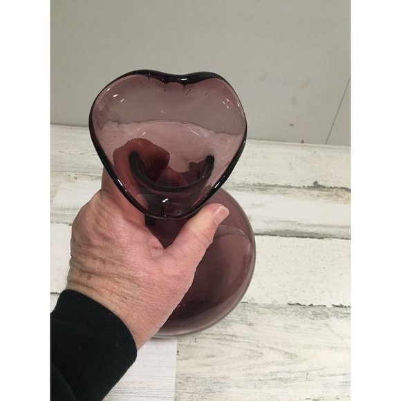 Beautiful amethyst colored glass vase with swirl gear shaped opening. - Picture 2 of 4